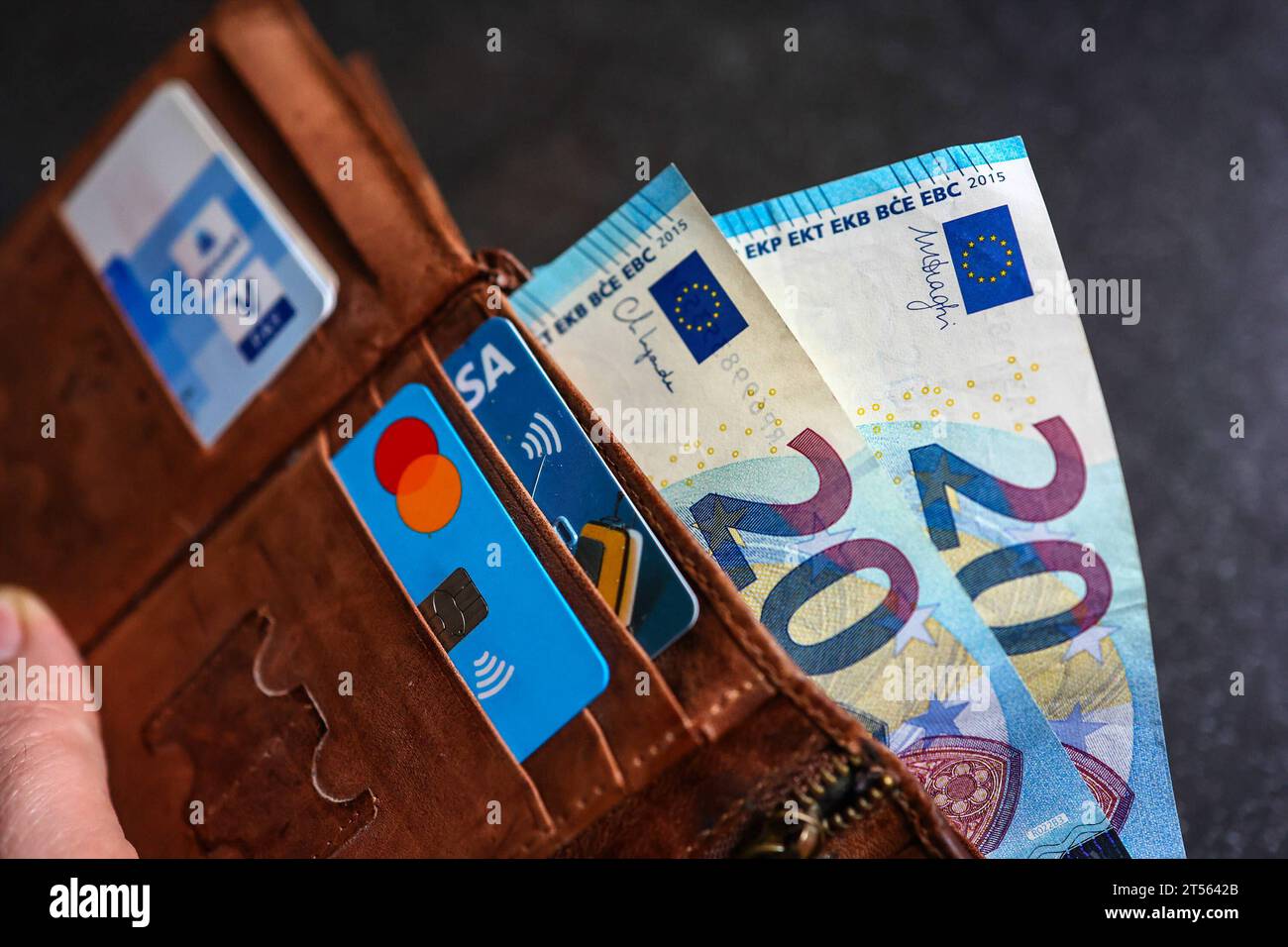 Geldbörse mit Geldscheinen und EC und Kreditkarten *** Wallet with banknotes and EC and credit cards Copyright: xLobeca/RHx Credit: Imago/Alamy Live News Stock Photo