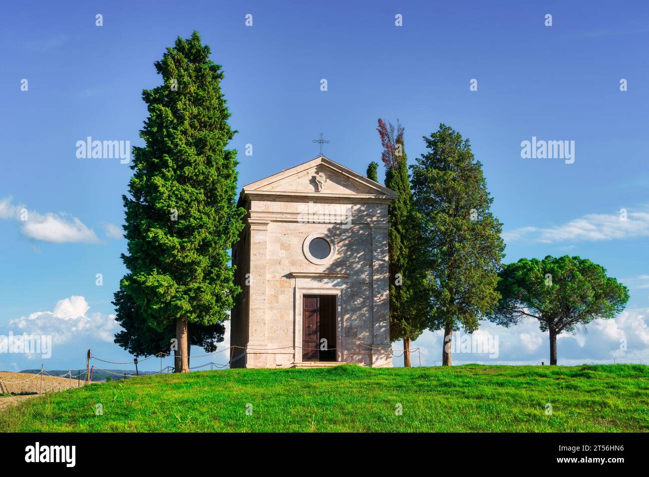 SAN QUIRICO D'ORCIA - TUSCANY - ITALY - OCTOBER 27, 2023: Cappella di Vitaleta, iconic chapel in the Tuscan countryside of Val d'Orcia on an autumn af Stock Photo