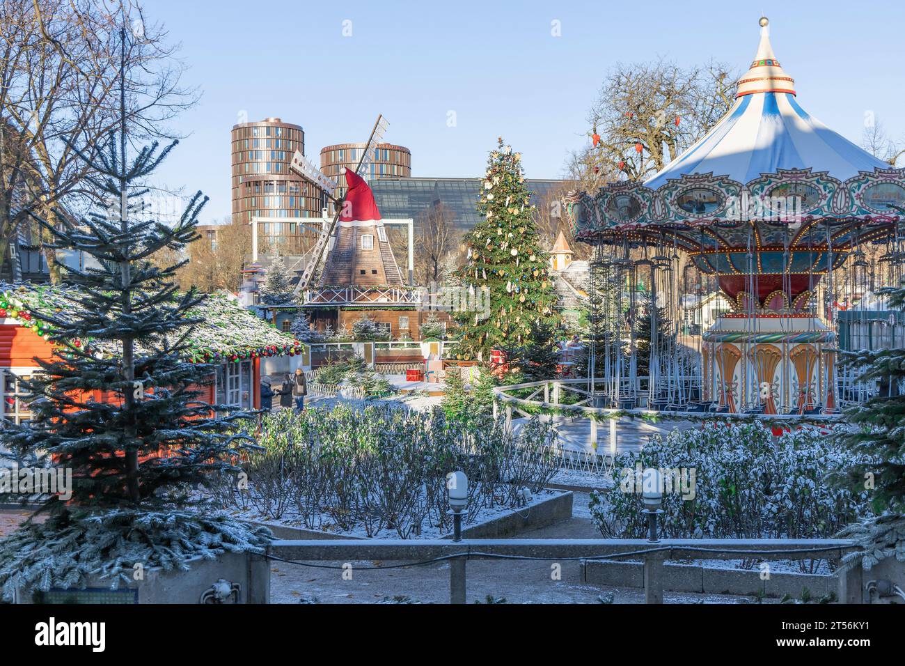 Christmas tree decorated big balls hi-res stock photography and images ...