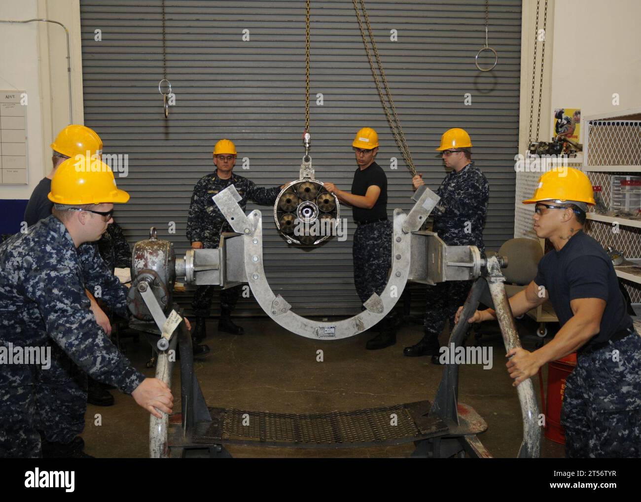 maintenance, Sailors, Students at the Center for Naval Aviation Technical Training Unit (CNATTU) at Naval Air Station Whidbey Island work together to secure an engine used on P-3C Orion on a support assembly stand during P-3 Orion Intermediate Level Engine Repair Class, training Stock Photo
