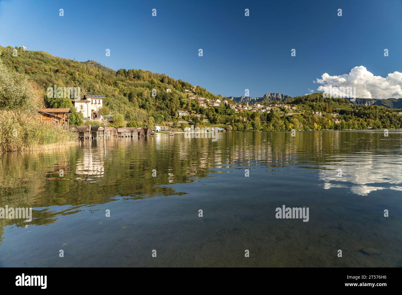 Der Caldonazzosee im Valsugana bei San Cristoforo, Trentino, Italien, Europa |  The lake Lago di Caldonazzo in San Cristoforo, Valsugana, Trentino, It Stock Photo