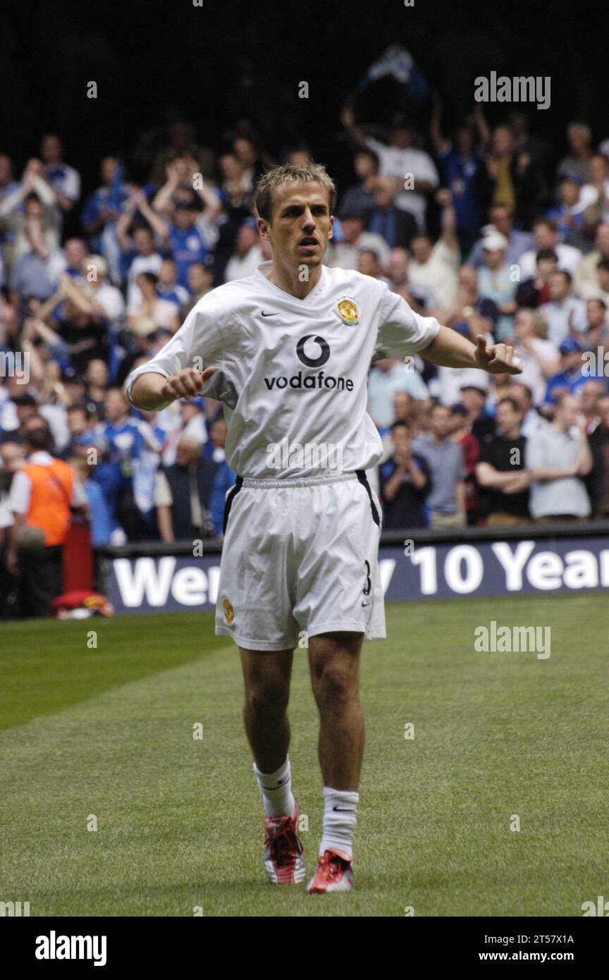 Phil Neville – Manchester United team warm up before the the FA Cup Final 2004, Manchester United v Millwall, May 22 2004. Man Utd won the match 3-0. Photograph: ROB WATKINS Stock Photo