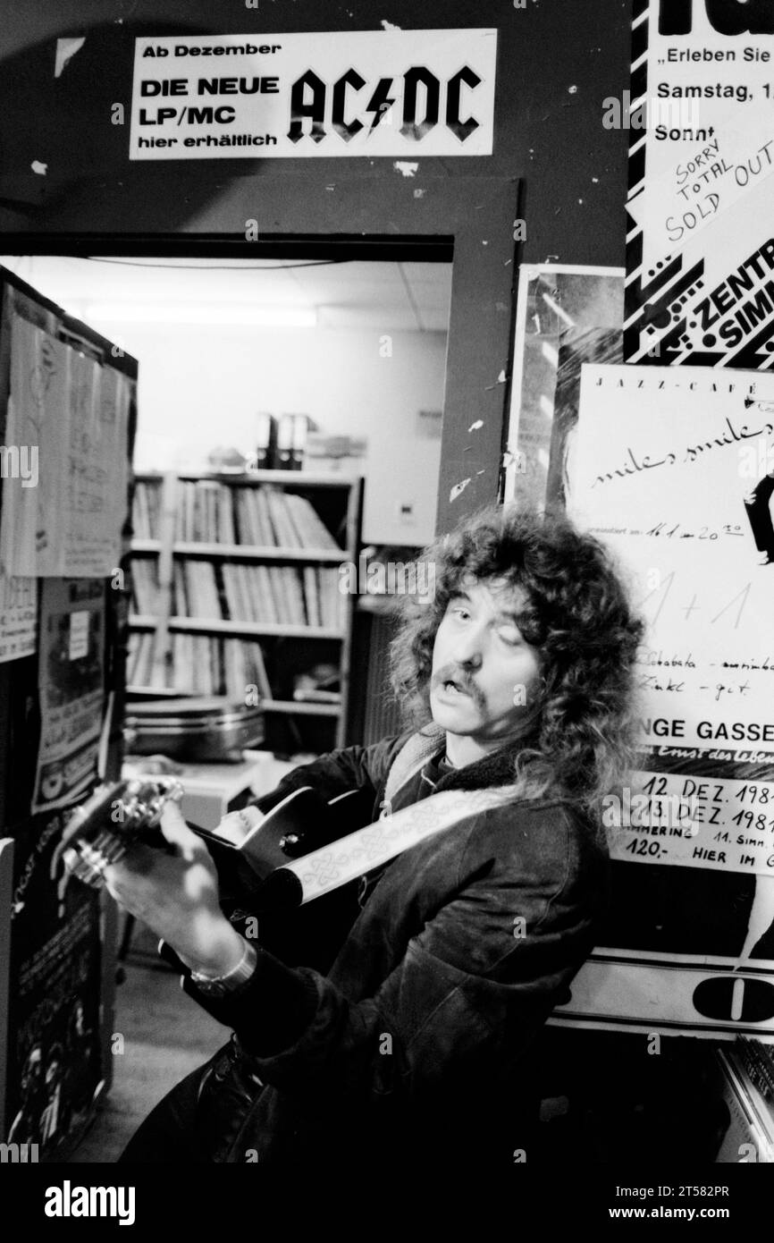 1983: Ein spontanes Ständchen für den Bildautor auf der hauseigenen Gitarre des MEKI-Schallplatten-Stores in der Operngasse Fotos: Leopold NEKULA/VIENNAREPORT e. U. âÖï Reinhold BILGERI . Ein humoriger Xiberger spaziert durch Wien 12. Februar 1983, MEKI, Operngasse, Wien . âï Uraufführung STURMZEIT . https://www.jm-hohenems.at/54681 âï Über seinen Vater . https://www.profil.at/kultur/rockstar-reinhold-bilgeri-ueber-seinen-vater-den-wehrmachtsdeserteur/402583211 . Reinhold Bilgeri * 26. März 1950 in Hohenems, Vorarlberg ist ein österreichischer Musiker, Literat, Drehbuchautor und Filmemache Stock Photo