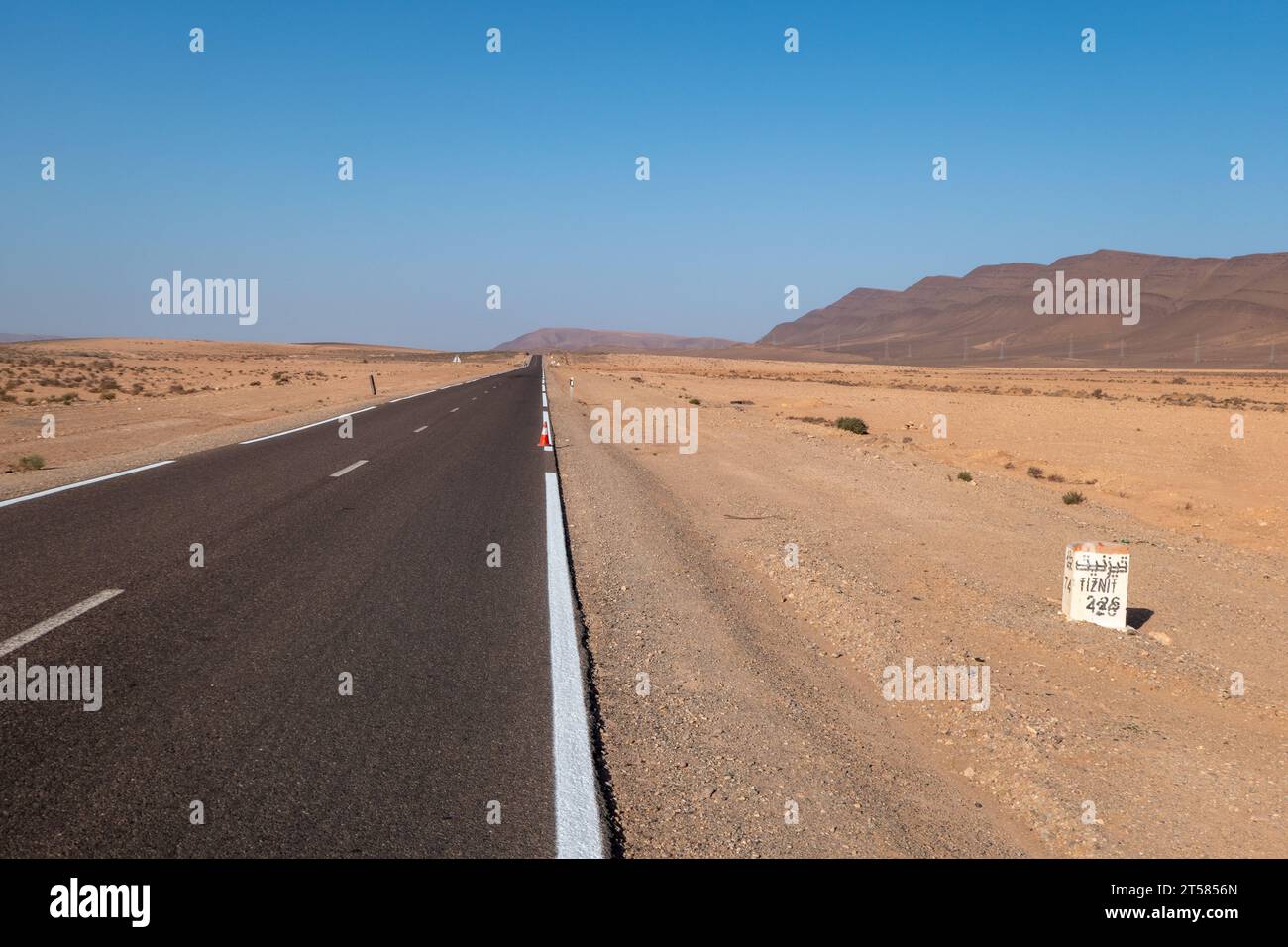 Empty highway asphalt hi-res stock photography and images - Alamy