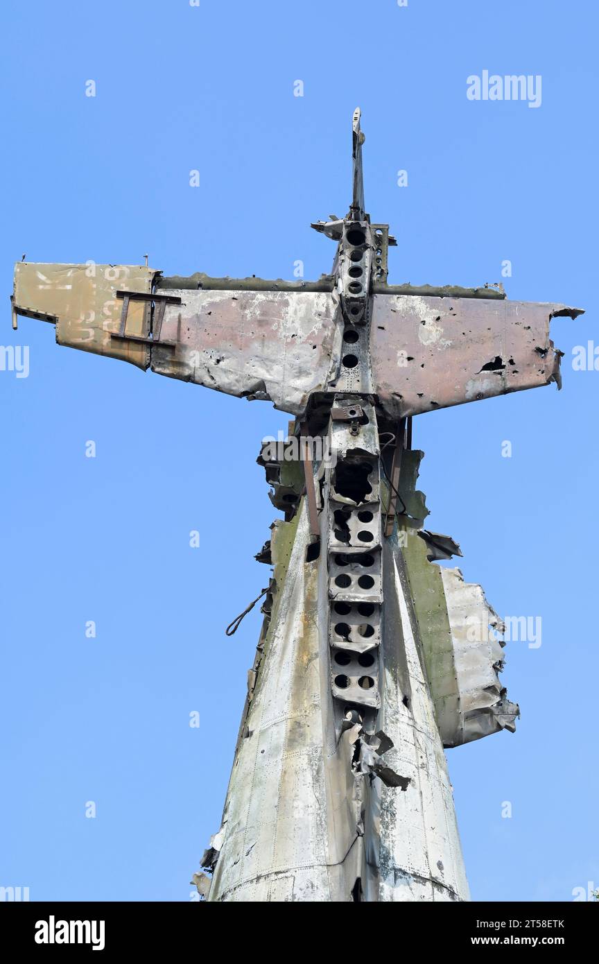 VIETNAM, Hanoi, Military Museum, military equipment and war scrap from french colonial war 1946-1954 and the US american war in Vietnam 1955 – 1975, wreckage of Grumman F6F Hellcat an American carrier-based fighter aircraft used by the french colonial army, shot down at battle in Dien Bien Phu 1954 / VIETNAM, Hanoi, Militär Museum, Ausstellung mit Waffen zum Krieg der Amerikaner in Vietnam, und ein Wrack des F6F Hellcat Jagdflugzeug, abgeschossen von den vietnamesischen Truppen in der Schlacht von Dien Bien Phu 1954 während des kolonialen Indochina Krieges der Franzosen Stock Photo