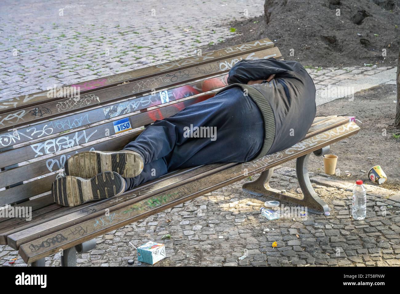 Obdachloser auf Parkbank, Kreuzberg, Friedrichshain-Kreuzberg, Berlin
