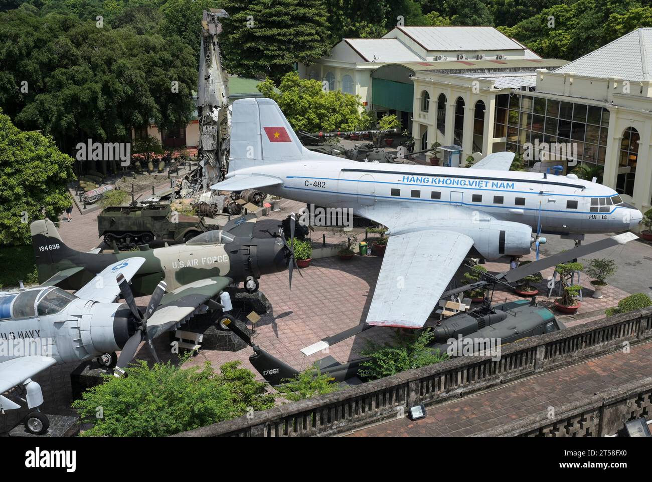 Vietnam, Hanoi, Military Museum VIETNAM, Hanoi, Military Museum, military equipment and war scrap from french colonial war 1946-1954 and the US american war in Vietnam 1955 1975, US planes and helicopter Bell UH-1H Iroquois, US battle tank M-48, US M107 175MM self-propelled howitzer, vietnamese airplane and wreckage of Grumman F6F Hellcat an American carrier-based fighter aircraft used by the french colonial army, shot down at battle in Dien Bien Phu 1954 *** VIETNAM, Hanoi, Militär Museum, Ausstellung mit Rüstung und Waffen zu den Kriegen der Franzosen und Amerikaner in Vietnam Hanoi Vietnam Stock Photo