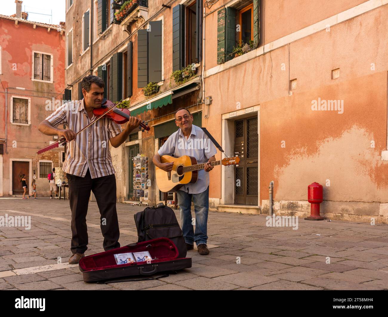 Plucked string instruments hi-res stock photography and images - Alamy