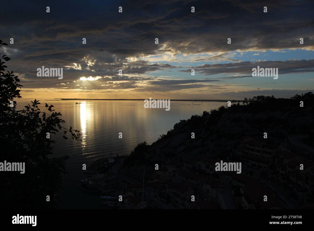 Radiant sun rays hi-res stock photography and images - Alamy