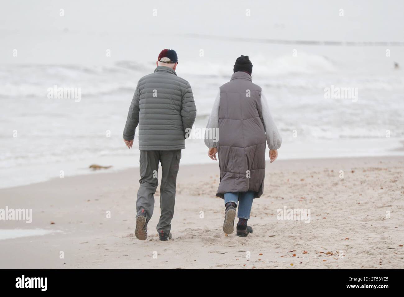 Altes paar am strand hi-res stock photography and images - Alamy