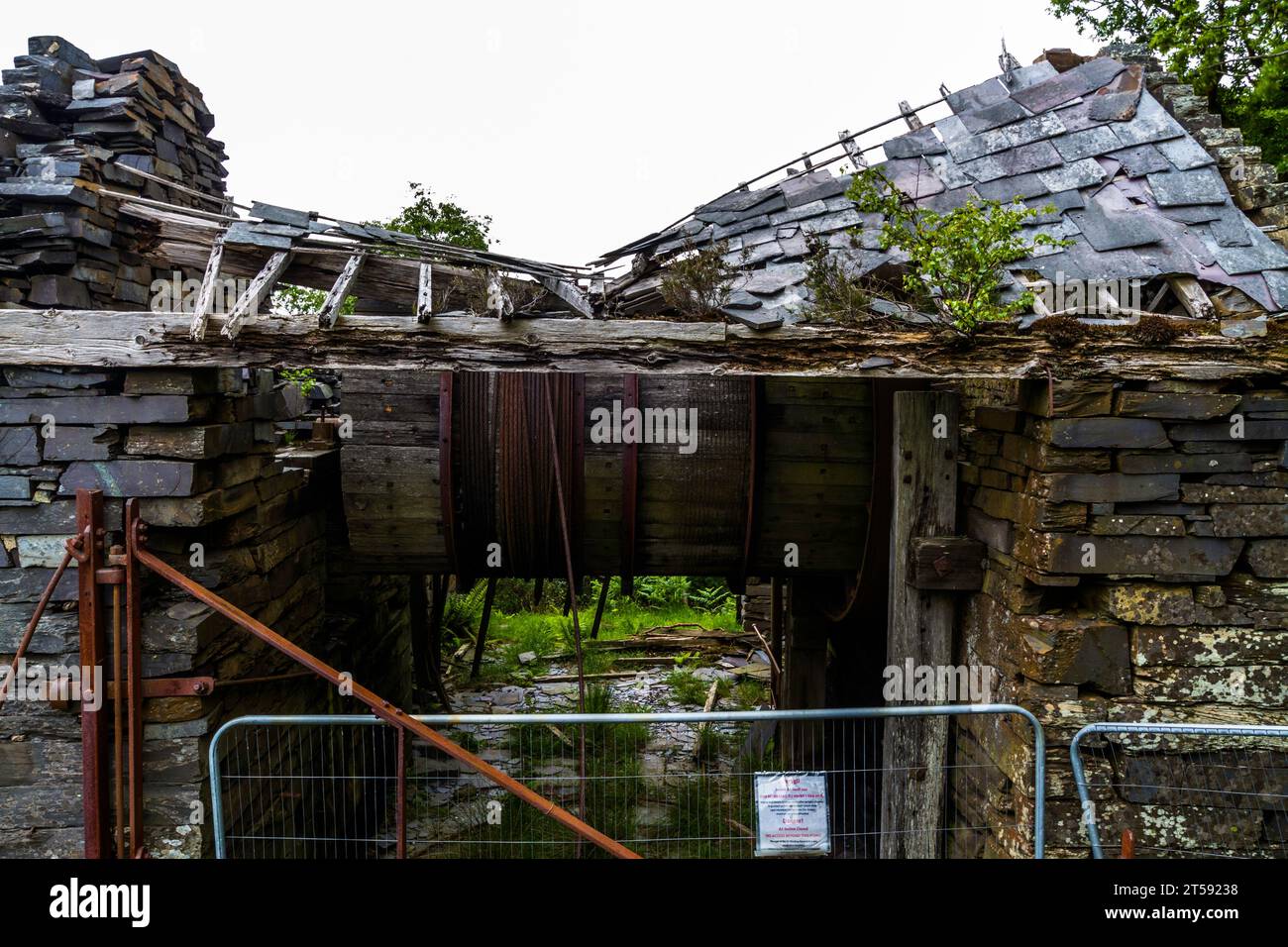 LLANBERIS, WALES – JUN 13 2022: Disused inclined plane drumhouse drumhouse with collapsed roof in Dinorwic Slate Quarry, Llanberis, Snowdonia or Eryri Stock Photo