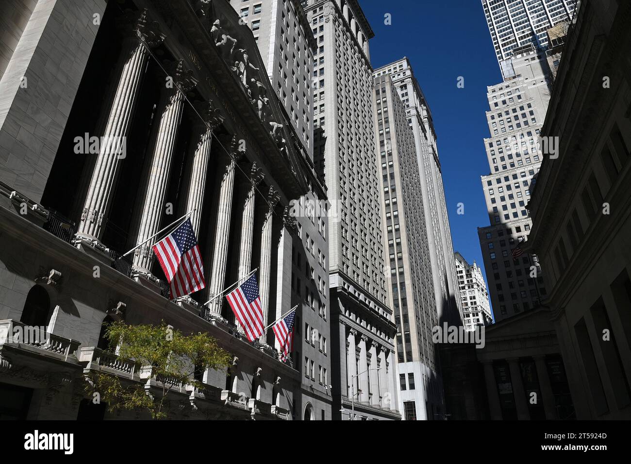 New York, USA. 03rd Nov, 2023. Exterior view of the New York Stock Exchange, New York, NY, November 3, 2023. Markets reacted to positive economic growth predictions as feds pause hike in interest rates and an unemployment rate of 3.9% with 150,000 jobs added to the economy. (Photo by Anthony Behar/Sipa USA) Credit: Sipa USA/Alamy Live News Stock Photo