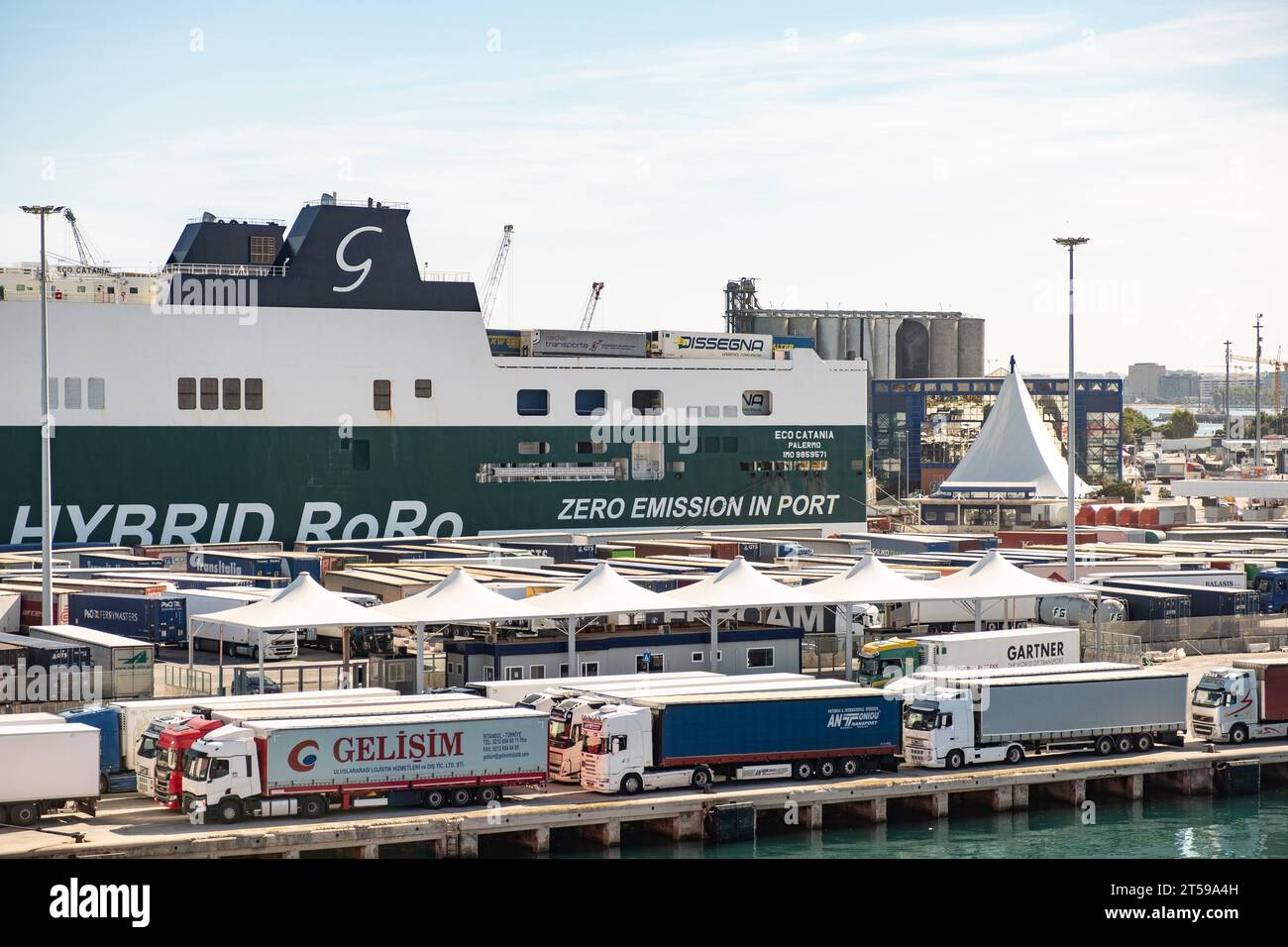 Faehre mit Hybridantrieb im Hafen von Bari am 22. Oktober 2023. ITALY - ENERGY - SHIPPING Credit: Imago/Alamy Live News Stock Photo