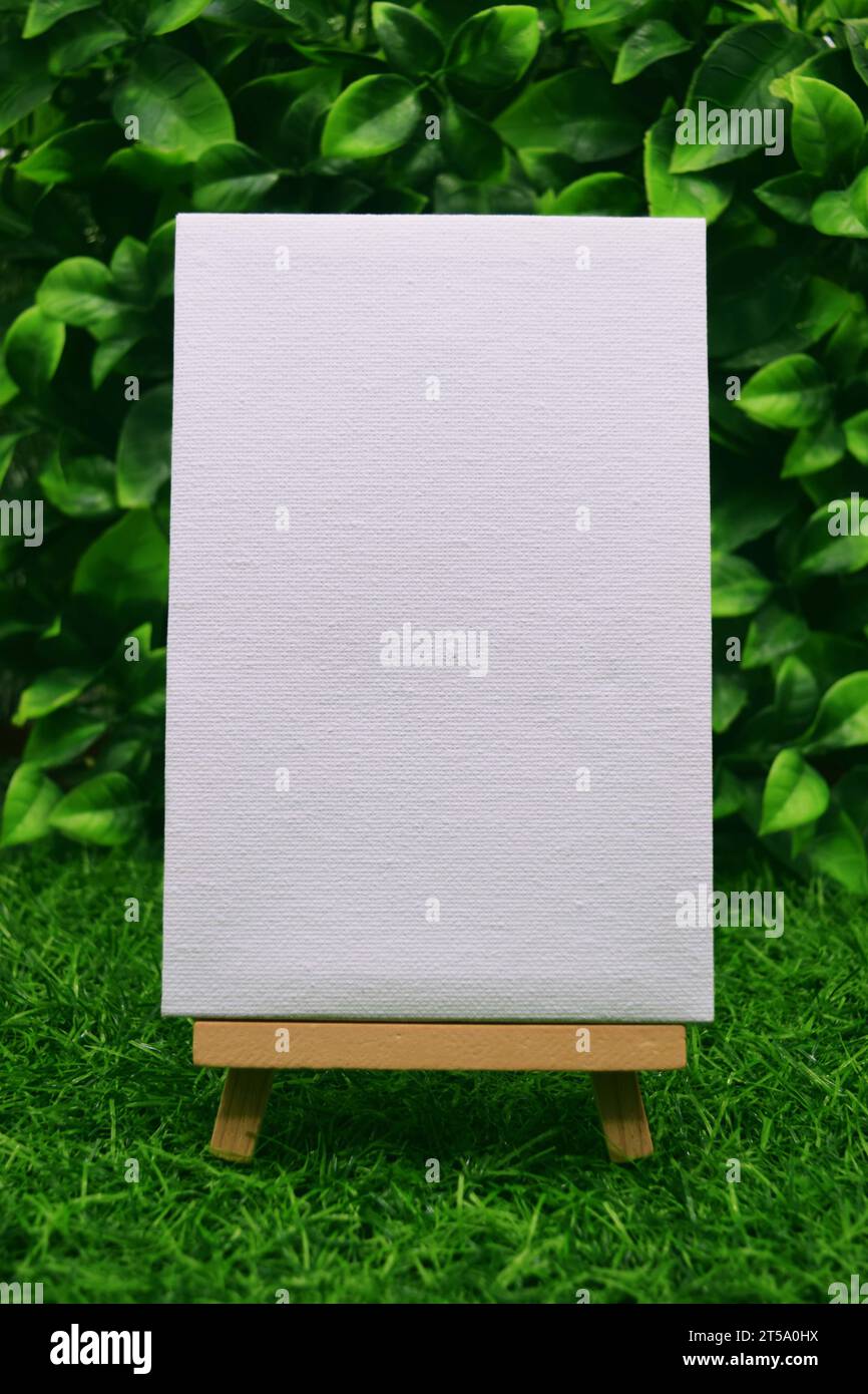 Mini canvas and easel set hi-res stock photography and images - Alamy