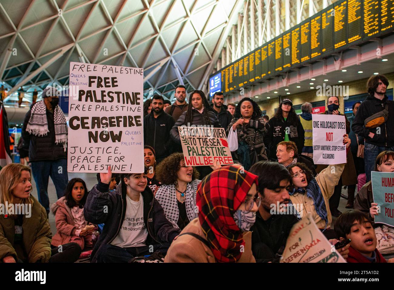 Sitting Inprotest London, United Kingdom - November 3rd 2023: Pro-Palestine sit-in ...