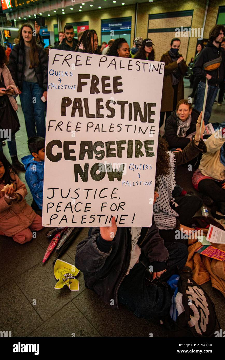 Sitting Inprotest London, United Kingdom - November 3rd 2023: Pro-Palestine sit-in ...