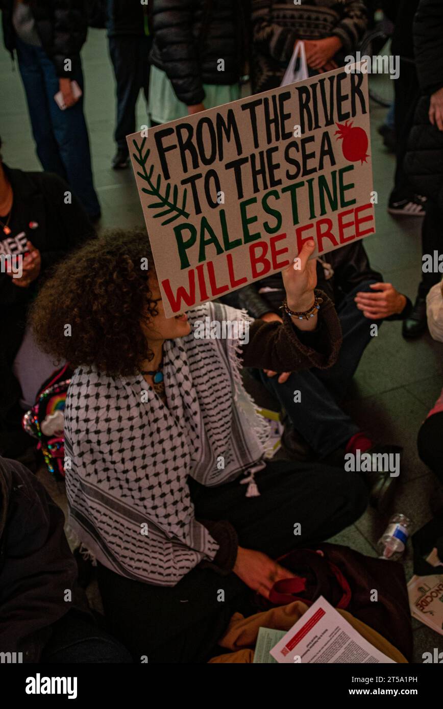 Sitting Inprotest London, United Kingdom - November 3rd 2023: Pro-Palestine sit-in ...