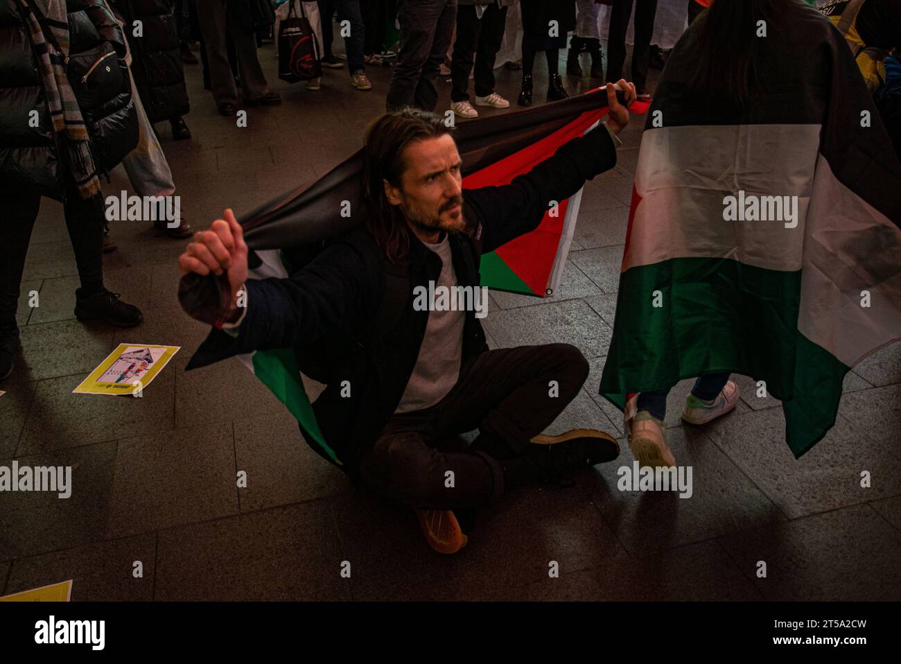 Sitting Inprotest London, United Kingdom - November 3rd 2023: Pro-Palestine sit-in ...