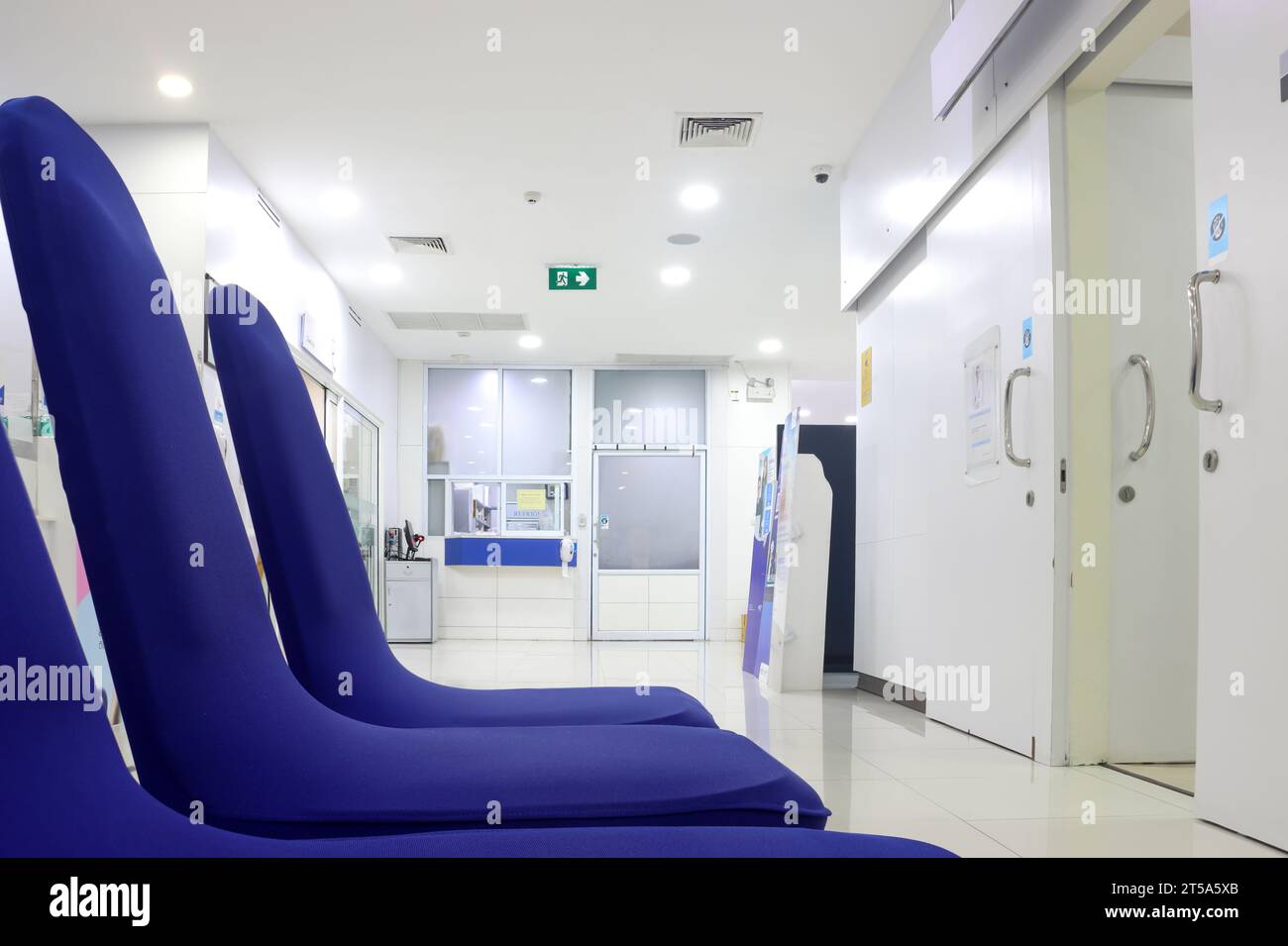 Emergency room waiting area hi-res stock photography and images - Alamy
