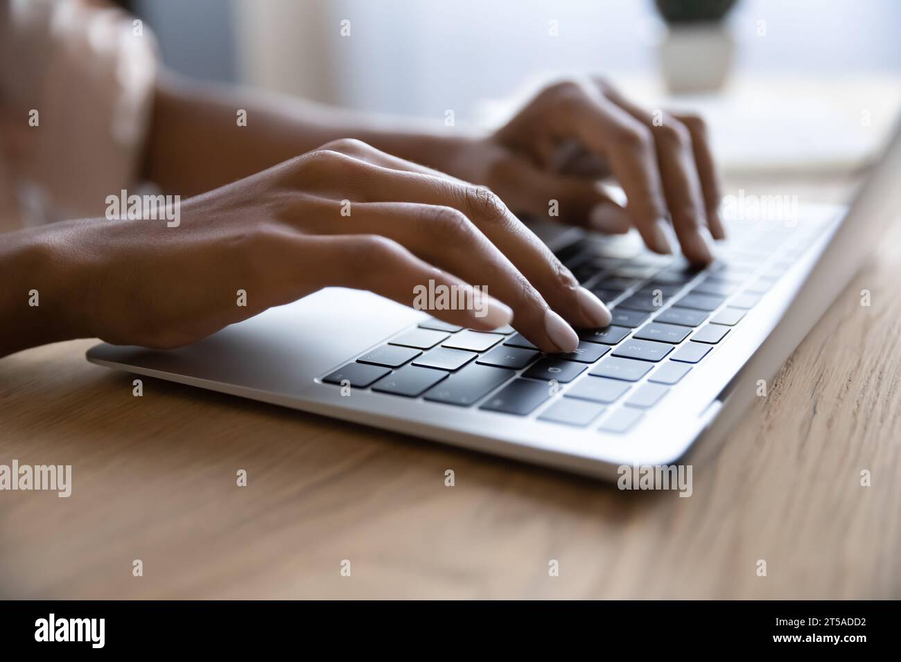 Dark skinned hands typing hi-res stock photography and images - Alamy