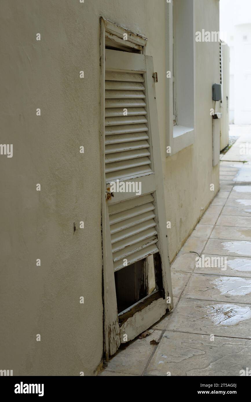 Crooked window on grey building Stock Photo - Alamy