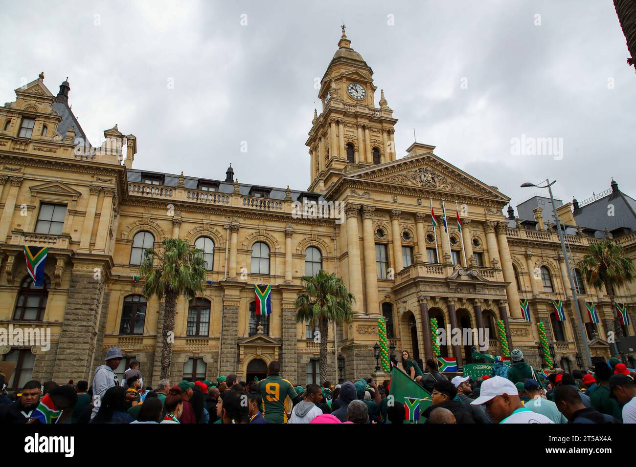 CAPE TOWN, SOUTH AFRICA - NOVEMBER 03: fans in front of the City Hall during the Springbok Trophy tour in Cape Town on November 03, 2023 in Cape Town, South Africa. The Springboks beat the New Zealand All Blacks 12-11 to win the Rugby World Cup in Paris, France on Saturday 28 October 2023. (Photo by Roger Sedres) Stock Photo