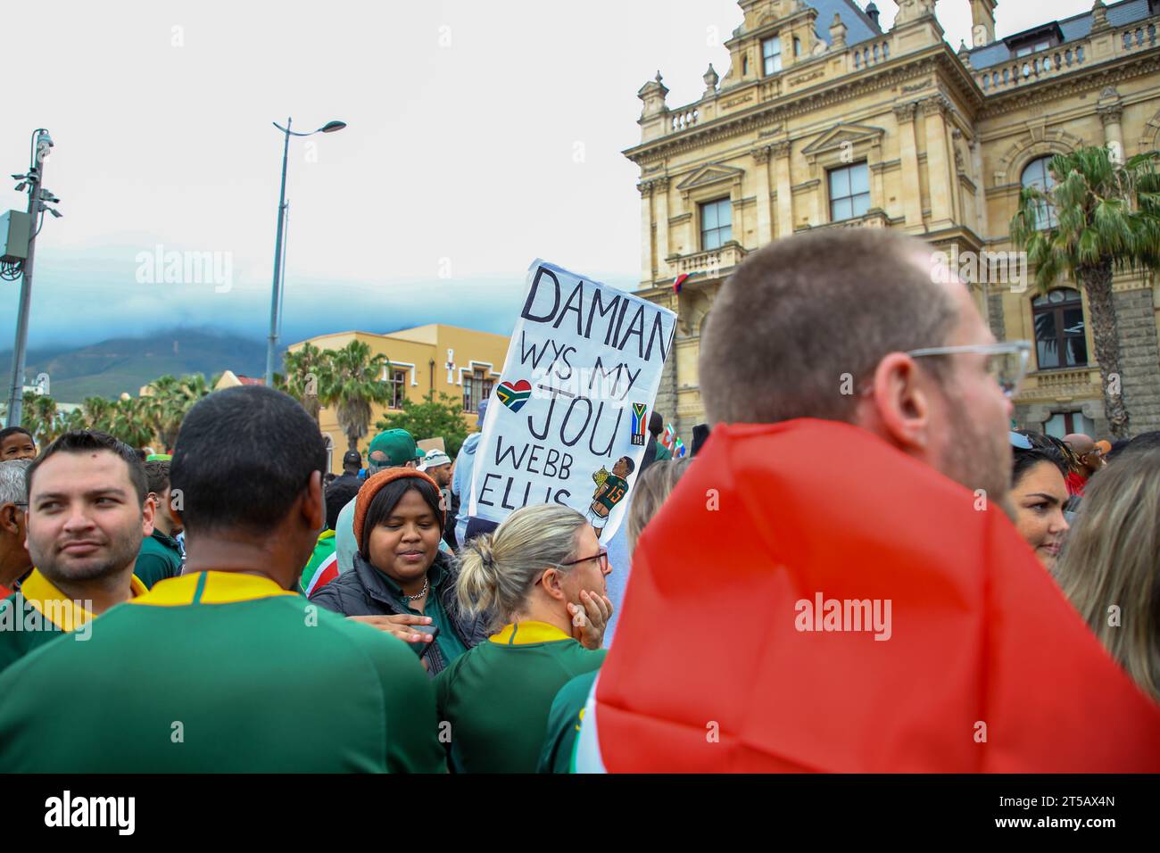 CAPE TOWN, SOUTH AFRICA - NOVEMBER 03: a fan hold up placard in Afrikaans saying “Damian show me your Webb Ellis” (tattoo) during the Springbok Trophy tour in Cape Town on November 03, 2023 in Cape Town, South Africa. The Springboks beat the New Zealand All Blacks 12-11 to win the Rugby World Cup in Paris, France on Saturday 28 October 2023. (Photo by Roger Sedres) Stock Photo