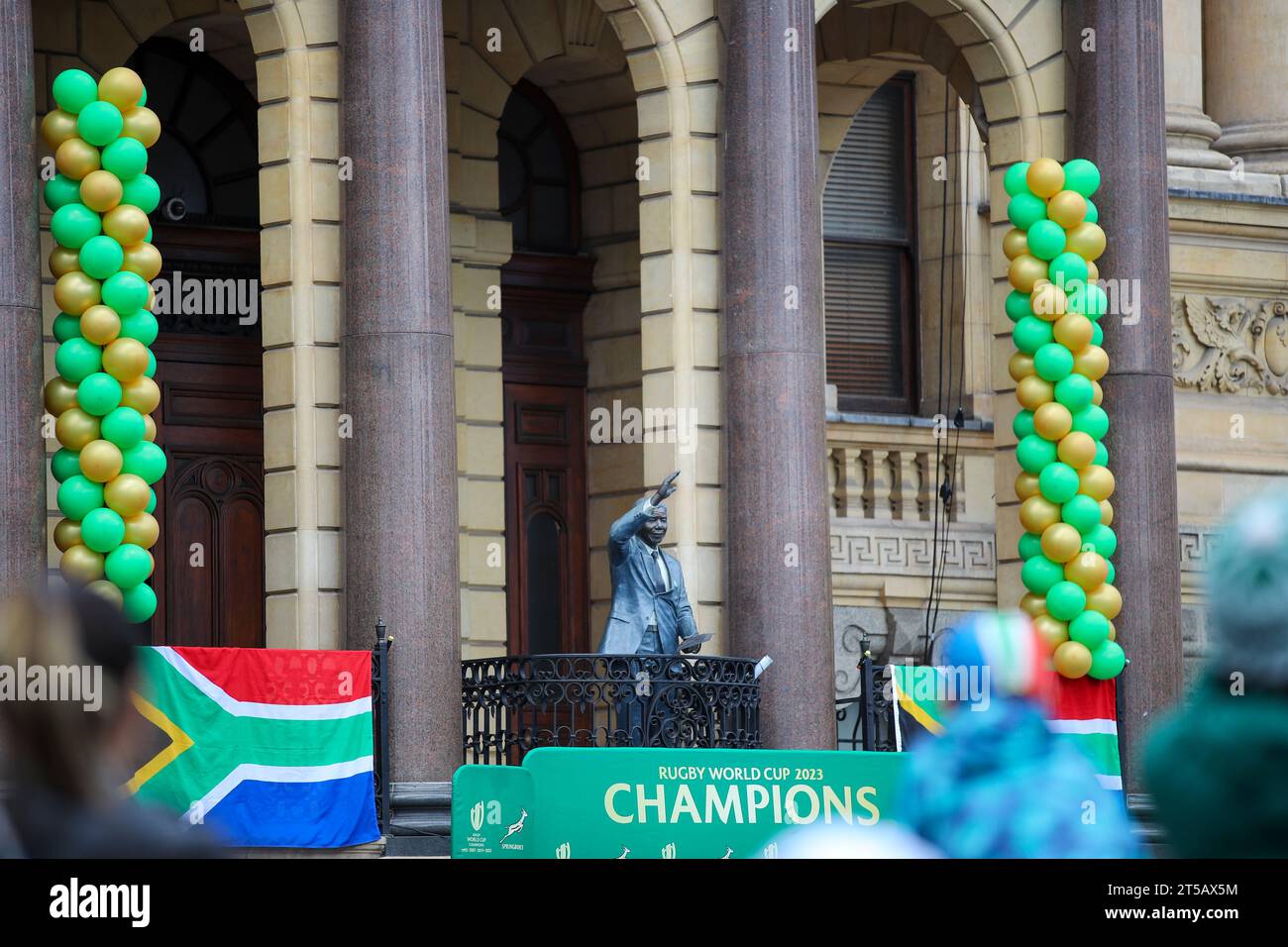 CAPE TOWN, SOUTH AFRICA - NOVEMBER 03: a statue of Nelson Mandela in front of the City during the Springbok Trophy tour in Cape Town on November 03, 2023 in Cape Town, South Africa. The Springboks beat the New Zealand All Blacks 12-11 to win the Rugby World Cup in Paris, France on Saturday 28 October 2023. (Photo by Roger Sedres) Stock Photo