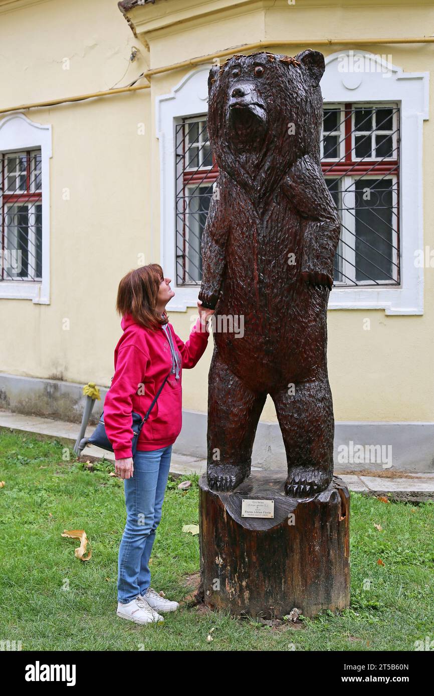'Urs Brun (Ursus arctos L.)' (Florea Adrian Florin, 2019, wood), Catherine's Gate, Braşov, Braşov County, Transylvania, Romania, Europe Stock Photo
