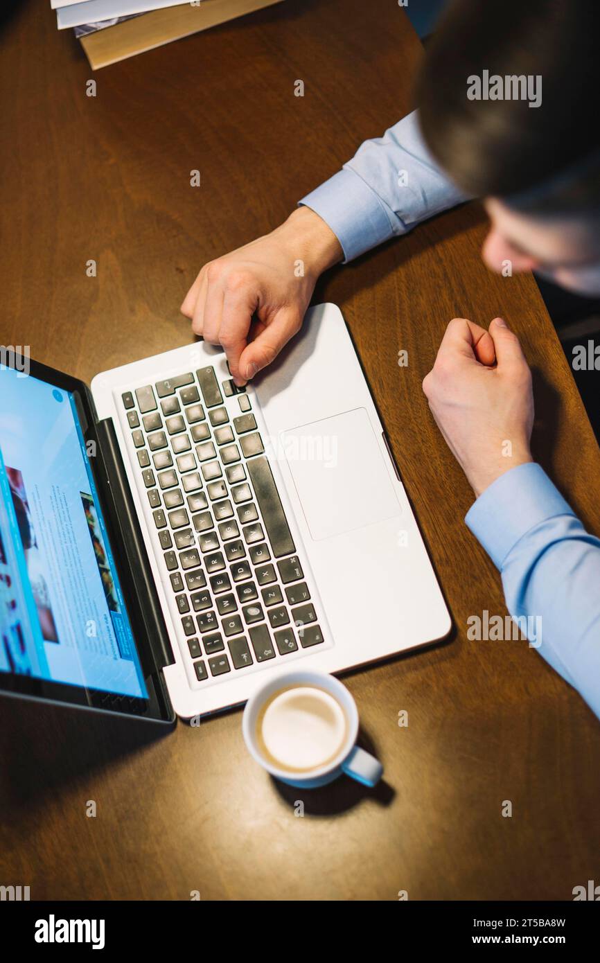 Woman laptop near modern hi-res stock photography and images - Alamy