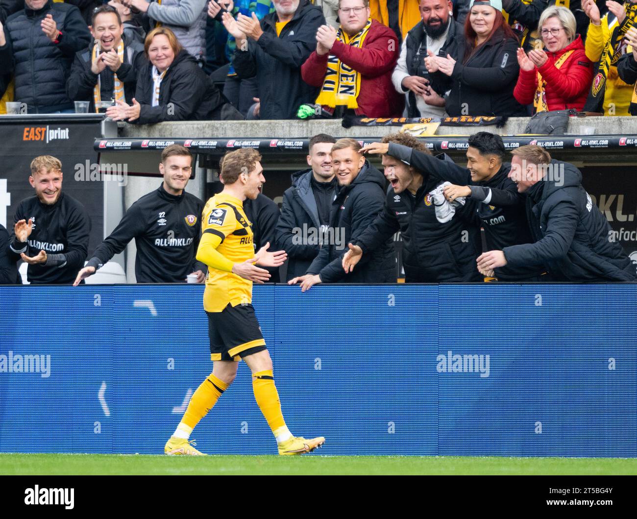 Dresden, Germany. 15th Nov, 2020. Football: 3rd division, SG Dynamo Dresden  - TSV 1860 Munich, 10th matchday, at the Rudolf-Harbig-Stadium Dynamos  Yannick Stark (3rd from left) cheers after his goal for 1:1
