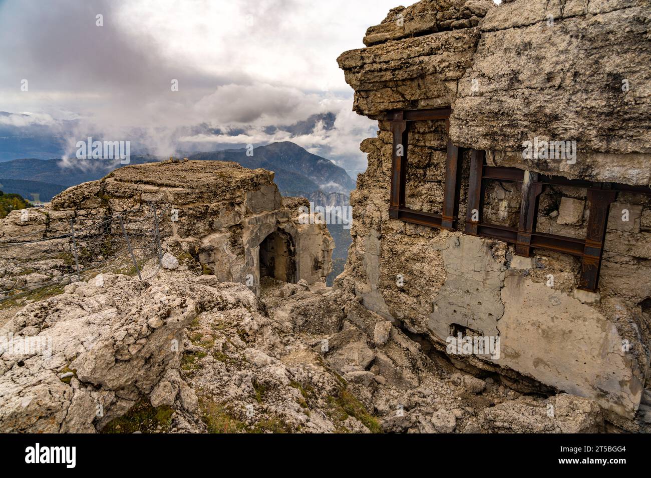 Der Posten Vezzena auf dem Gipfel des Berg  Pizzo di Levico im Valsugana, Trentino, Italien, Europa |  The fortress Forte di Cima Vezzena  on the summ Stock Photo