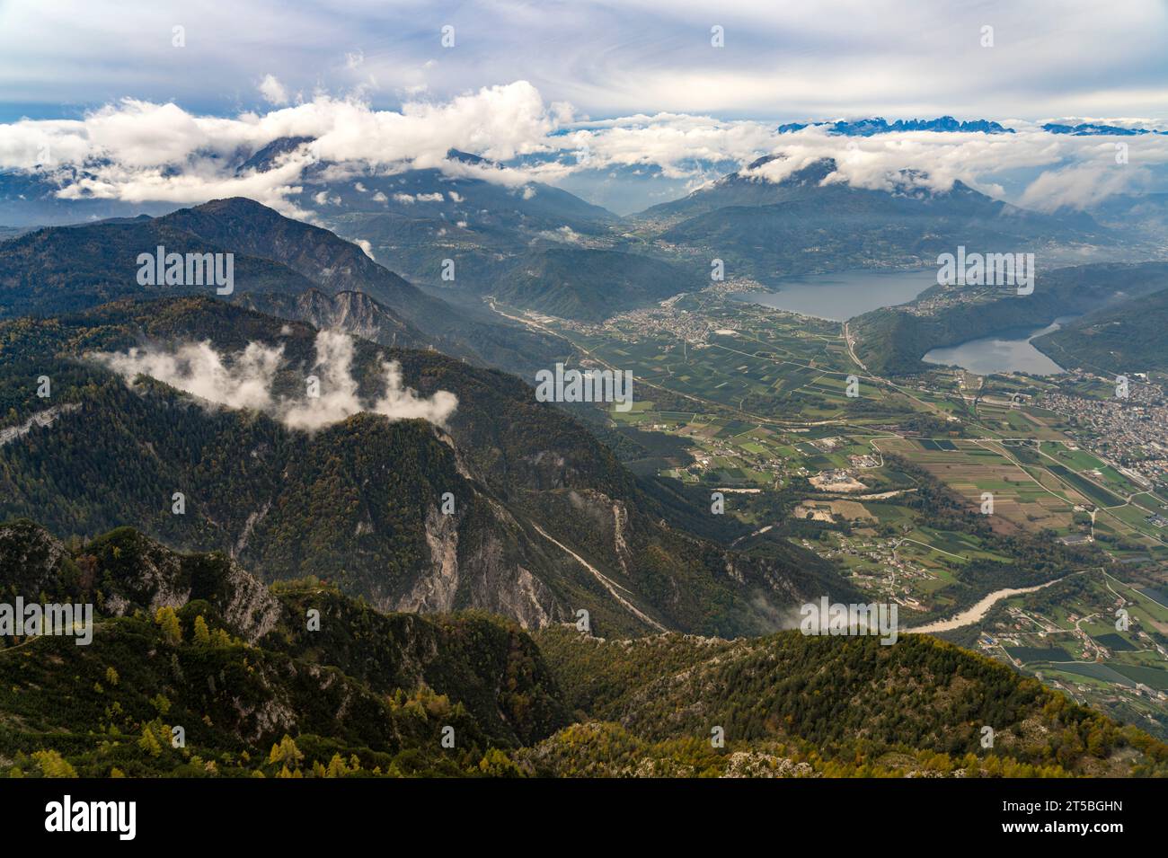 Blick vom Gipfel des Berg Pizzo di Levico auf die Seen im Suganertal, Trentino, Italien, Europa |  View from the summit  of mount Pizzo di Levico to t Stock Photo