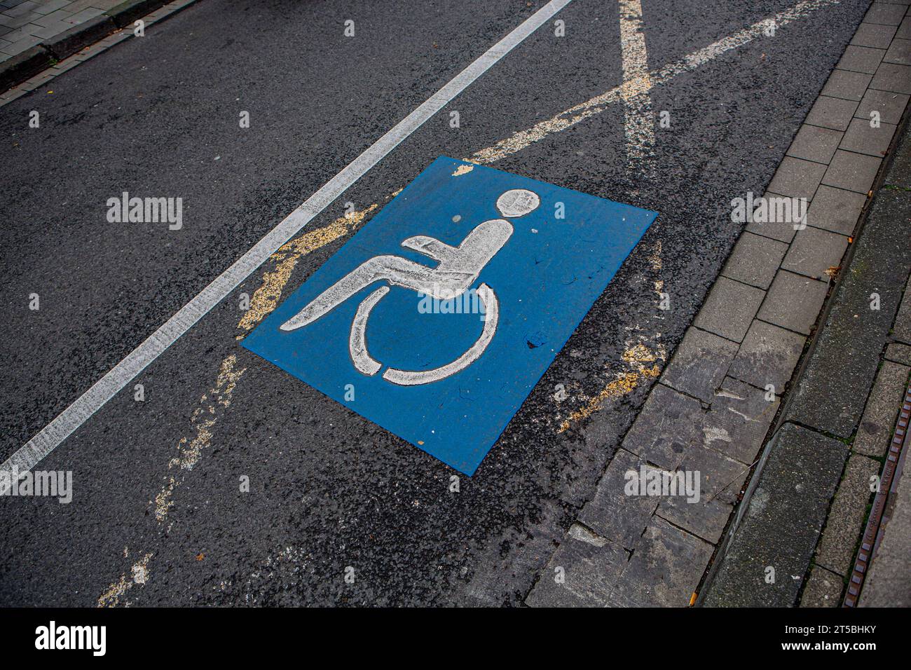 Behindertenpatkplatz auf einer Straße Aachen *** Disabled parking space on a street in Aachen Stock Photo