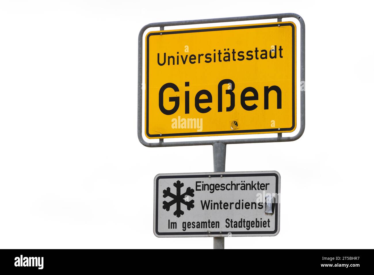 PRODUCTION - 03 November 2023, Hesse, Gießen: Town sign of the university town in Marburger Straße Photo: Christian Lademann/dpa Stock Photo