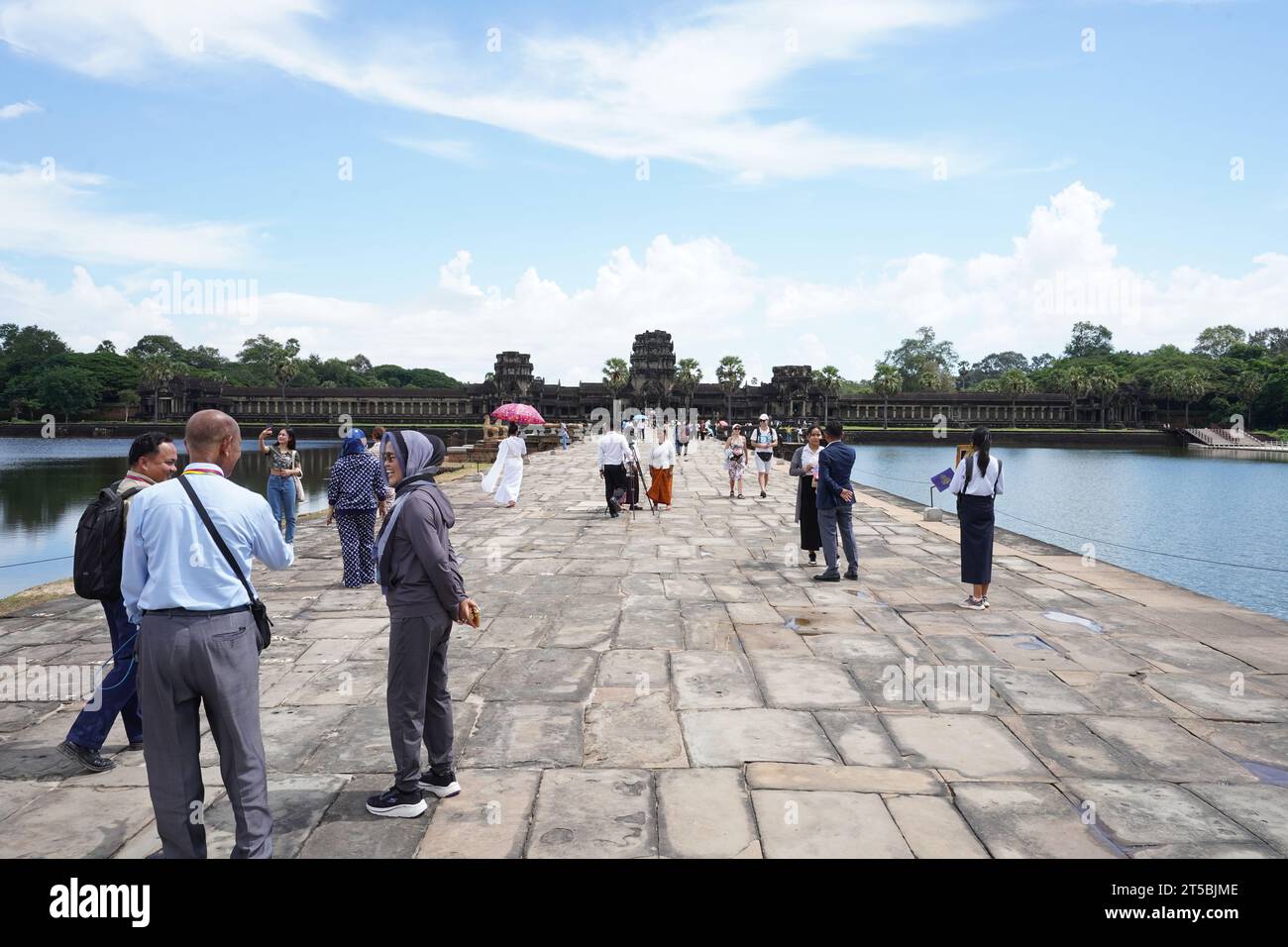 siem-reap-cambodia-4th-nov-2023-people-walk-on-the-causeway-leading