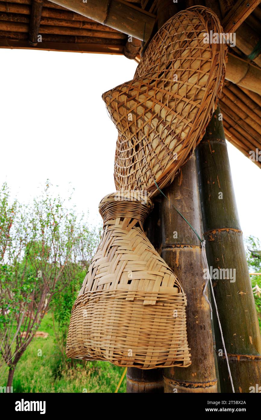 https://c8.alamy.com/comp/2T5BX2A/bamboo-container-and-hat-2T5BX2A.jpg