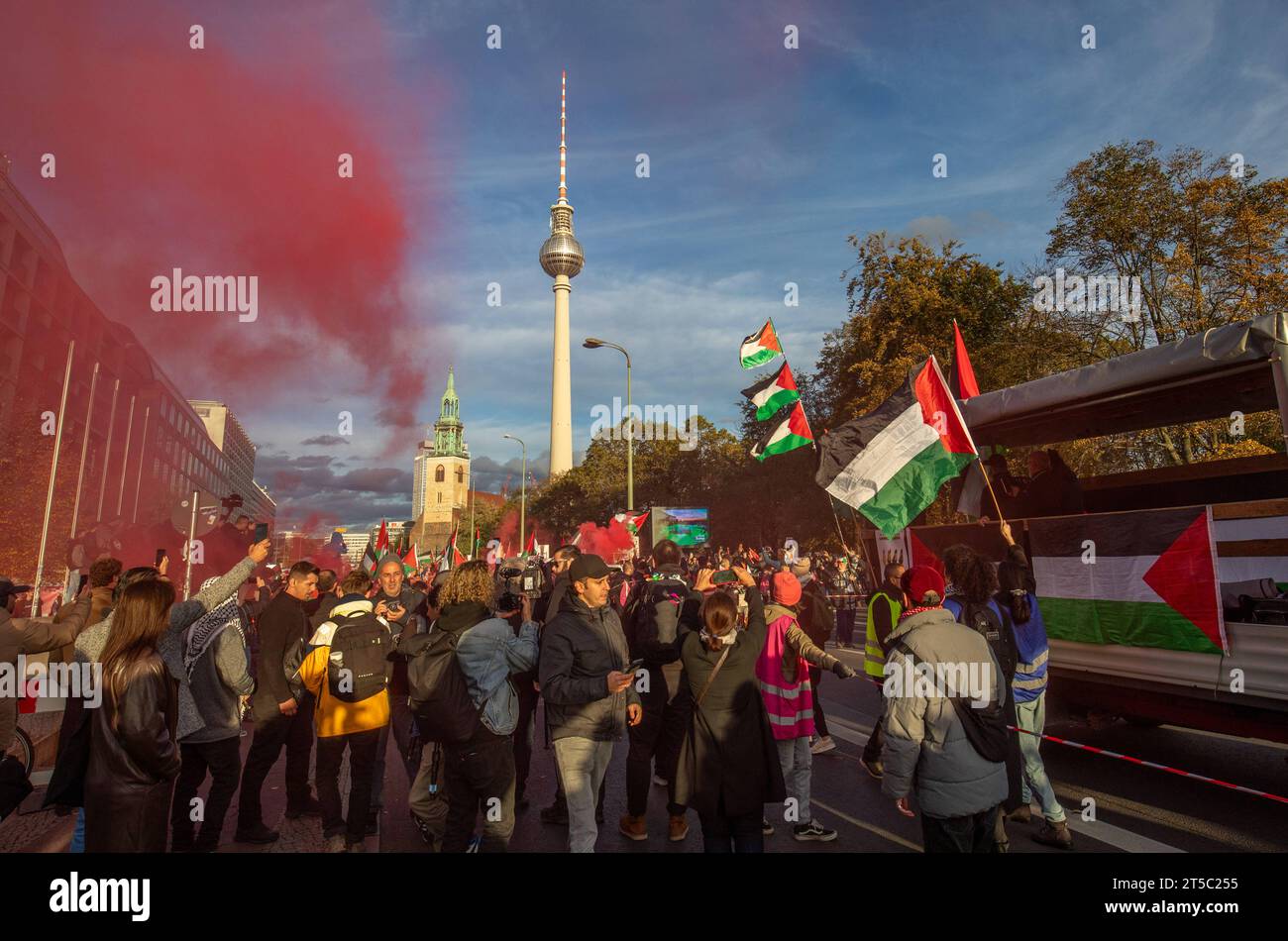 Tausende Menschen in Berlin für Palaestina auf der Straße, Tausende Menschen sind am Samstag in Berlin am Alexanderplatz zusammen gekommen um für die Belange der Palästinenser aufmerksam zu machen. Die Teilnehmer der Demonstration forderten ein Ende der israelischen Besatzung und Gewalt gegen Palästinenser:innen. Sie kritisierten auch das Verbot des Netzwerks Samidoun, das sich für die Rechte der Palästinenser:innen einsetzt. Vereinzelt wurden werden der Demonstration Pyrotechnik und Rauchfackeln gezündet. Berlin Berlin Deutschland *** Thousands of people took to the streets in Berlin for Pale Stock Photo