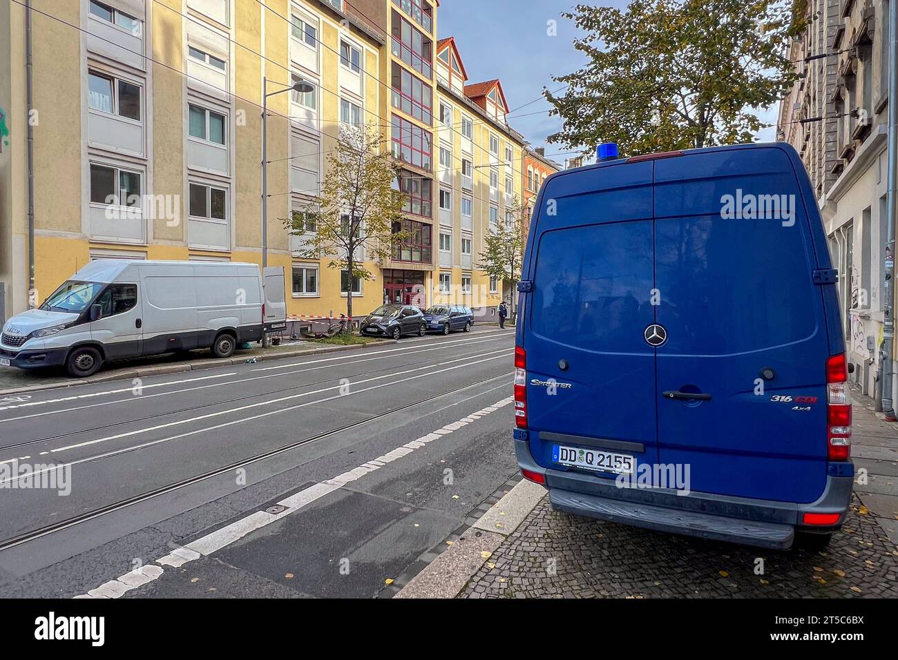 Leipzig - Brand in Hausflur: Brandstiftung vermutet 03.11.2023 gegen 9.45 Uhr Leipzig, Lützner Straße Text PD Leipzig: Brände im Leipziger Südwesten Ort: Leipzig Altlindenau, Lützner Straße Zeit: 03.11.2023, 00:20 Uhr In der vergangenen Nacht wurden Feuerwehr und Polizei in die Lützner Straße gerufen, nachdem es im Keller eines Mehrfamilienhauses zu einem Brand kam. Unbekannte hatten nach bisherigen Erkenntnissen einen Gegenstand im Keller angezündet, woraufhin es zu einer starken Rauchentwicklung im angrenzenden Treppenhaus kam. Schäden am Gebäude konnten nicht festgestellt werden. Zur gleich Stock Photo