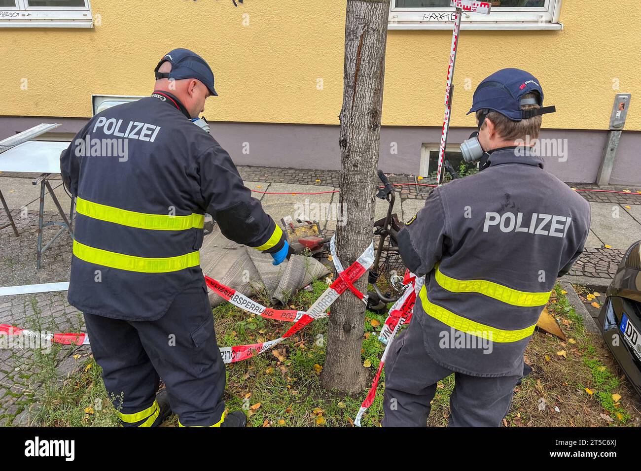 Leipzig - Brand in Hausflur: Brandstiftung vermutet 03.11.2023 gegen 9.45 Uhr Leipzig, Lützner Straße Text PD Leipzig: Brände im Leipziger Südwesten Ort: Leipzig Altlindenau, Lützner Straße Zeit: 03.11.2023, 00:20 Uhr In der vergangenen Nacht wurden Feuerwehr und Polizei in die Lützner Straße gerufen, nachdem es im Keller eines Mehrfamilienhauses zu einem Brand kam. Unbekannte hatten nach bisherigen Erkenntnissen einen Gegenstand im Keller angezündet, woraufhin es zu einer starken Rauchentwicklung im angrenzenden Treppenhaus kam. Schäden am Gebäude konnten nicht festgestellt werden. Zur gleich Stock Photo