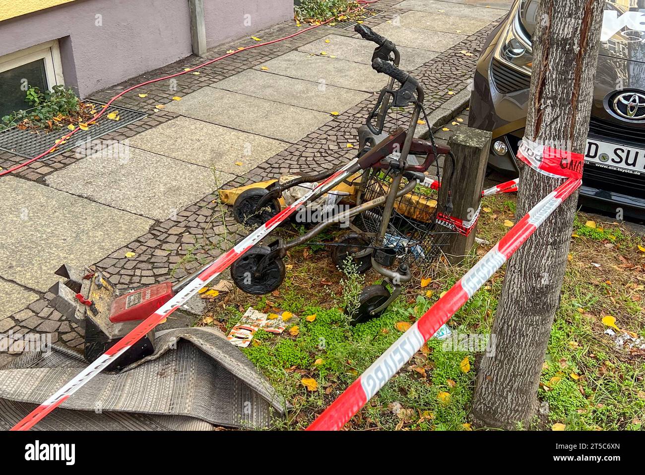 Leipzig - Brand in Hausflur: Brandstiftung vermutet 03.11.2023 gegen 9.45 Uhr Leipzig, Lützner Straße Text PD Leipzig: Brände im Leipziger Südwesten Ort: Leipzig Altlindenau, Lützner Straße Zeit: 03.11.2023, 00:20 Uhr In der vergangenen Nacht wurden Feuerwehr und Polizei in die Lützner Straße gerufen, nachdem es im Keller eines Mehrfamilienhauses zu einem Brand kam. Unbekannte hatten nach bisherigen Erkenntnissen einen Gegenstand im Keller angezündet, woraufhin es zu einer starken Rauchentwicklung im angrenzenden Treppenhaus kam. Schäden am Gebäude konnten nicht festgestellt werden. Zur gleich Stock Photo