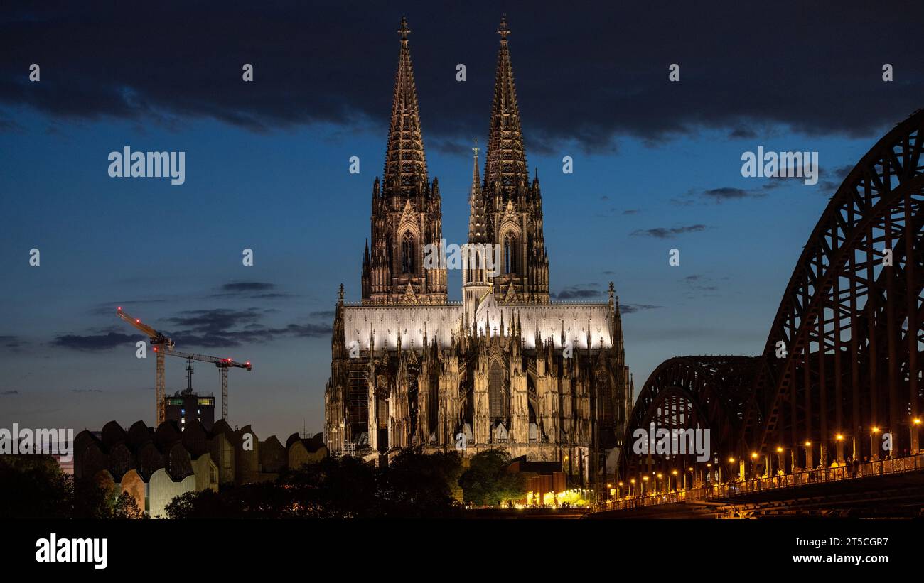 A scenic view of Cologne Cathedral at night Stock Photo - Alamy