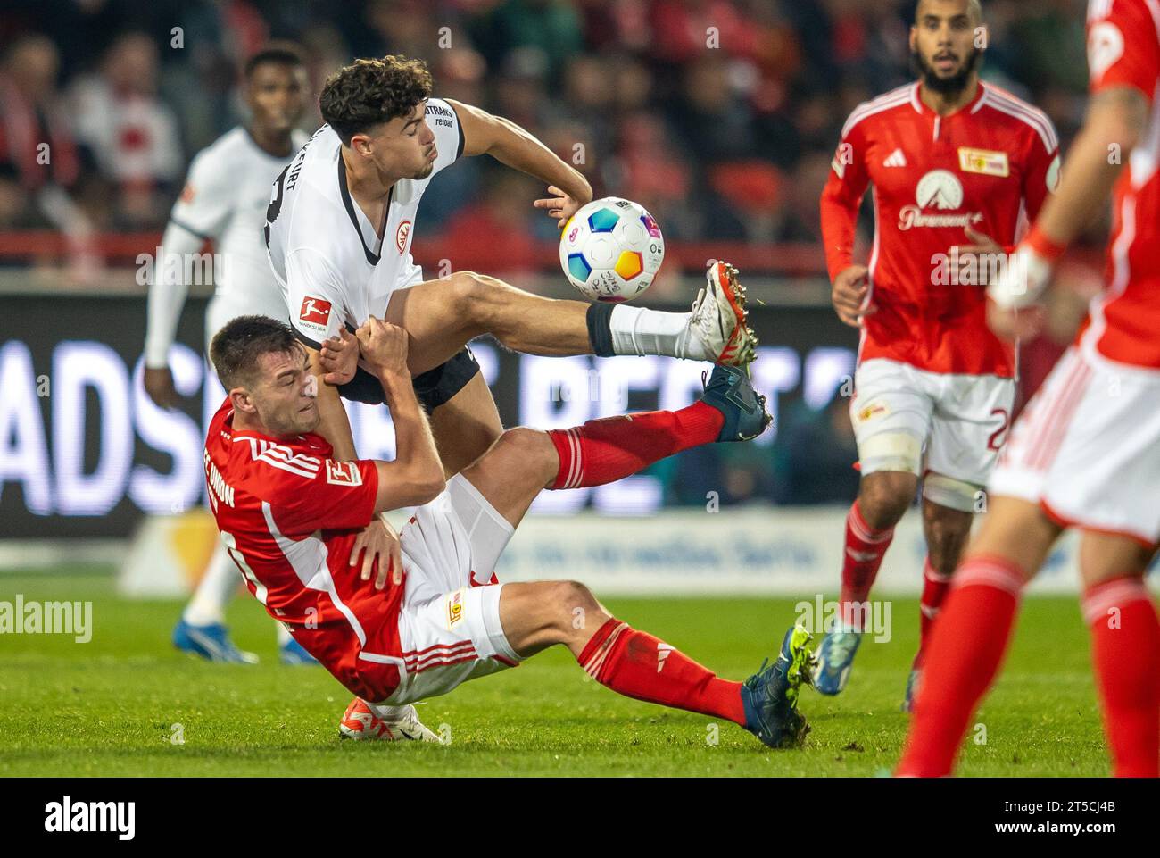 Berlin, Germany. 04th Nov, 2023. Soccer: Bundesliga, 1. FC Union Berlin - Eintracht Frankfurt, Matchday 10, An der Alten Försterei. Eintracht Frankfurt's Nacho Ferri fights for the ball against Berlin's Robin Knoche. Credit: Andreas Gora/dpa - IMPORTANT NOTE: In accordance with the regulations of the DFL German Football League and the DFB German Football Association, it is prohibited to utilize or have utilized photographs taken in the stadium and/or of the match in the form of sequential images and/or video-like photo series./dpa/Alamy Live News Stock Photo