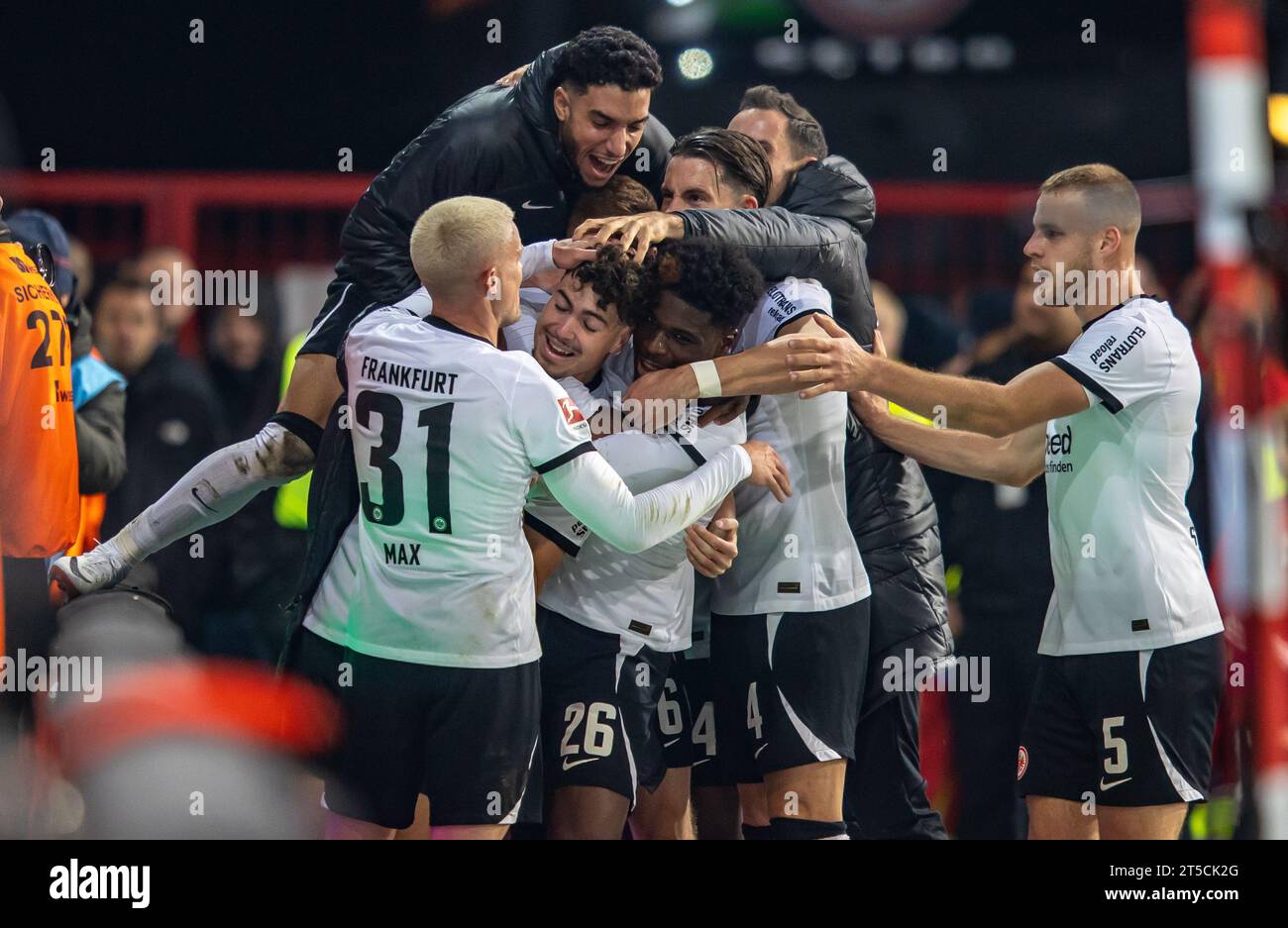 Berlin, Germany. 04th Nov, 2023. Soccer: Bundesliga, 1. FC Union Berlin - Eintracht Frankfurt, Matchday 10, An der Alten Försterei. The team celebrates the 3:0 goal by Nacho Ferri from Eintracht Frankfurt. Credit: Andreas Gora/dpa - IMPORTANT NOTE: In accordance with the regulations of the DFL German Football League and the DFB German Football Association, it is prohibited to utilize or have utilized photographs taken in the stadium and/or of the match in the form of sequential images and/or video-like photo series./dpa/Alamy Live News Stock Photo