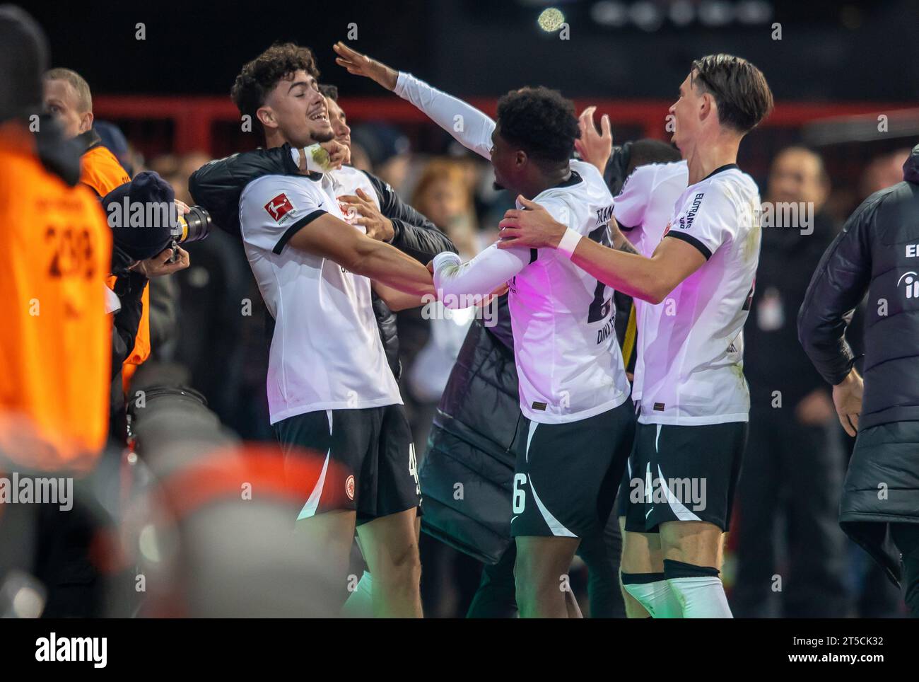 Berlin, Germany. 04th Nov, 2023. Soccer: Bundesliga, 1. FC Union Berlin - Eintracht Frankfurt, Matchday 10, An der Alten Försterei. The team celebrates the 3:0 goal by Nacho Ferri from Eintracht Frankfurt. Credit: Andreas Gora/dpa - IMPORTANT NOTE: In accordance with the regulations of the DFL German Football League and the DFB German Football Association, it is prohibited to utilize or have utilized photographs taken in the stadium and/or of the match in the form of sequential images and/or video-like photo series./dpa/Alamy Live News Stock Photo