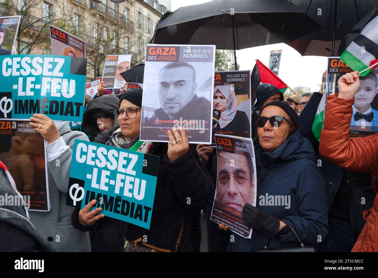 Plusieurs milliers de personnes (60000 selon l'organisateur) ont défilé dans Paris pour demander un cessez le feu immédiat à Gaza. Stock Photo