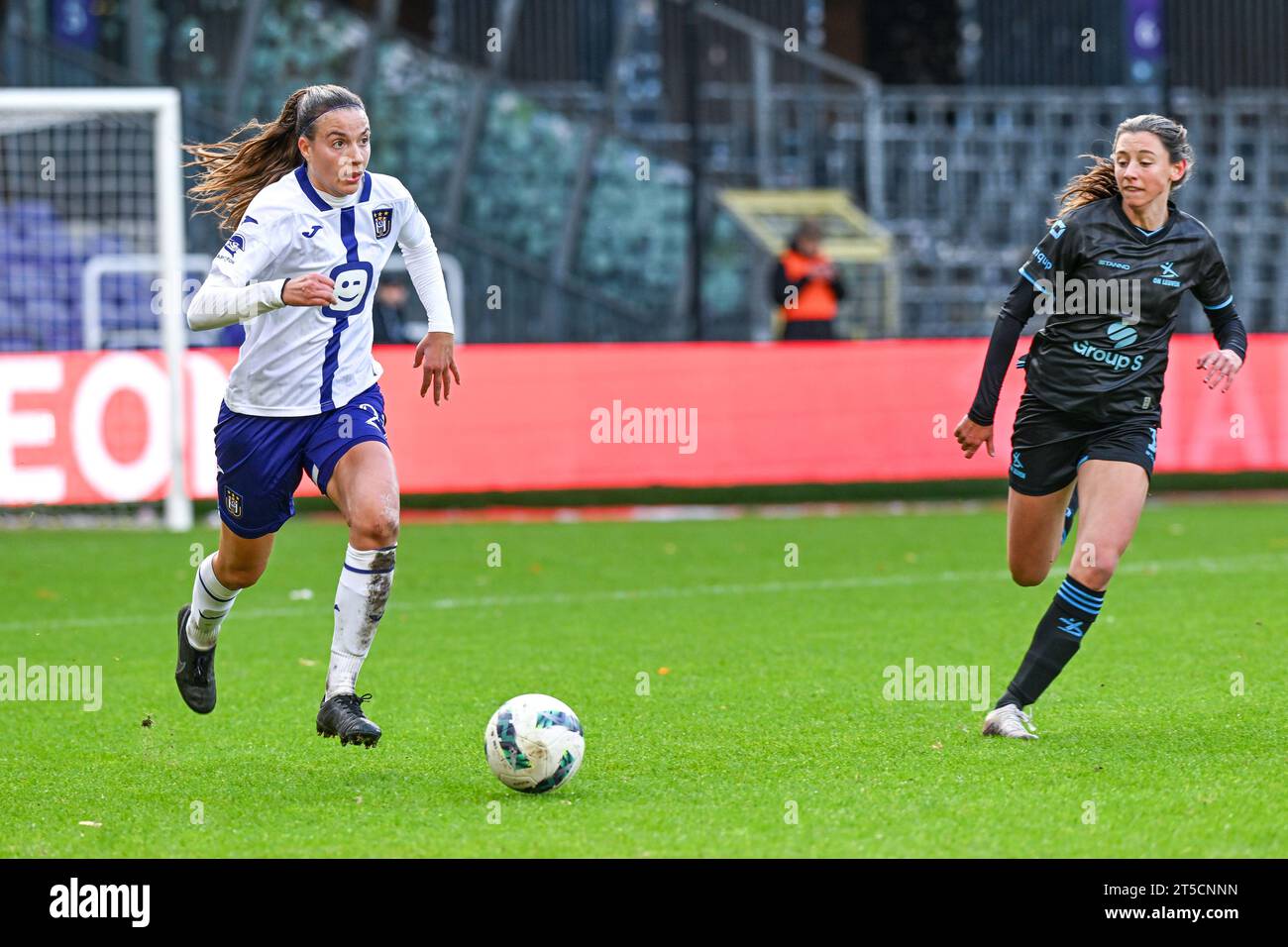 Nikee Van Dijk (20) of OHL and Silke Vanwynsberghe (21) of