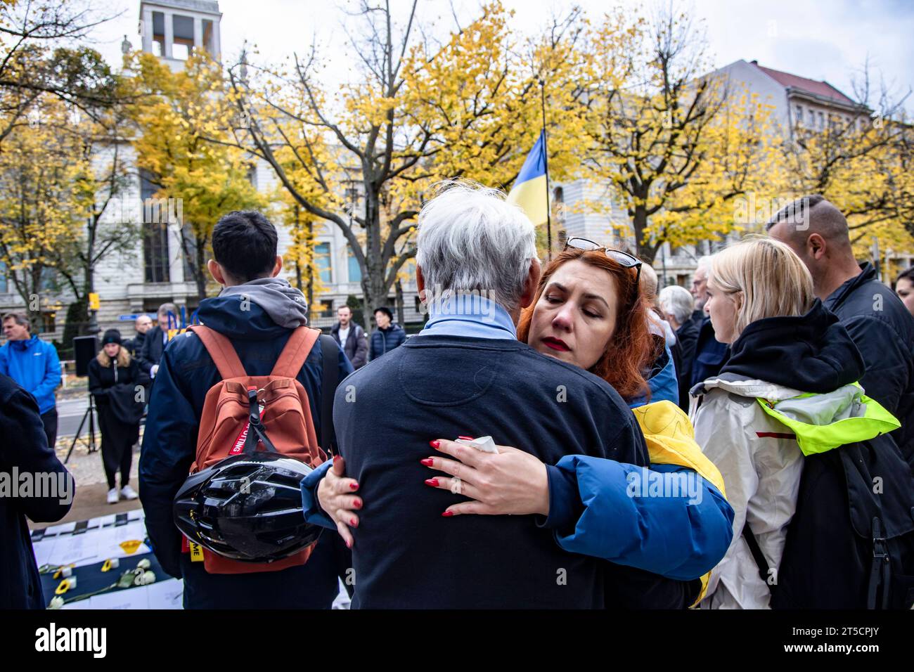 Menschen nehmen dem ersten internationalen Gedenktag für Ukrainische