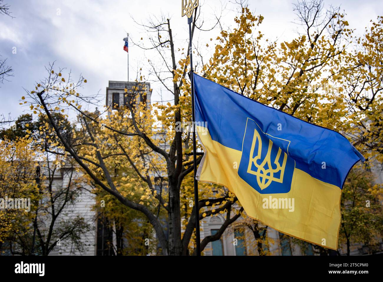 Menschen nehmen dem ersten internationalen Gedenktag für Ukrainische