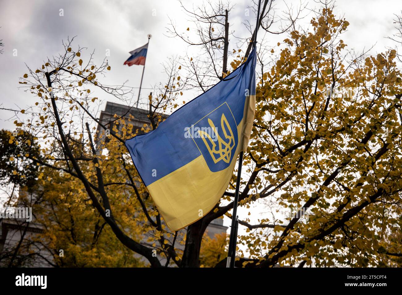 Ukrainische Flagge bei der Mahnwache vor der Russischen Botschaft in